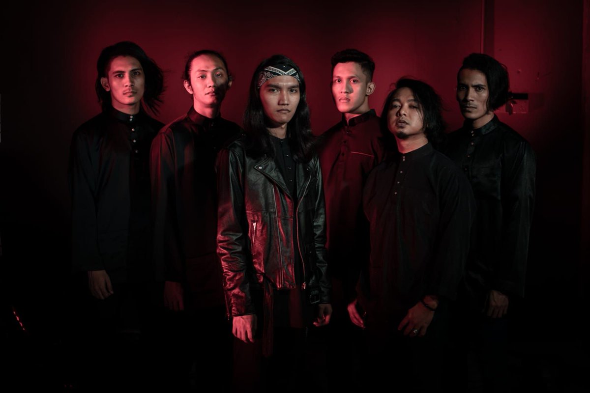 SkeshMM's tweet photo. The boys in @weareSOG just launched their new website and merch store! Head over and use the coupon code 'QAYYUM' for 10% off all orders! #MerchCow #SekumpulanOrangGila #SkeshEntertainment https://t.co/5L9b8jINZ5