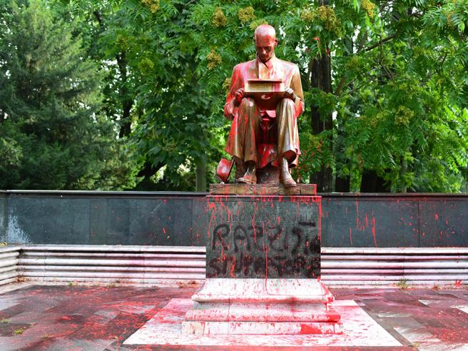 Corriere's tweet image. Oltraggio a Montanelli: scopo pretestuoso, metodo vergognoso csera.it/a5f7e0bfyK