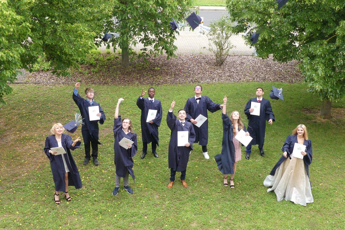 #congratulations #classof2020 from #ISMainfranken #family &amp; #friends #graduationwithsocialdistance #ISM made it happen
#schweinfurt #mainfranken #ibworldschool #ibtogether
#iborganization #ibdiploma #capsandgowns #dpcoordinator <a href="/Joeisonthemove/">Joe is on the move</a>
#Photo credit: Carla Schildt