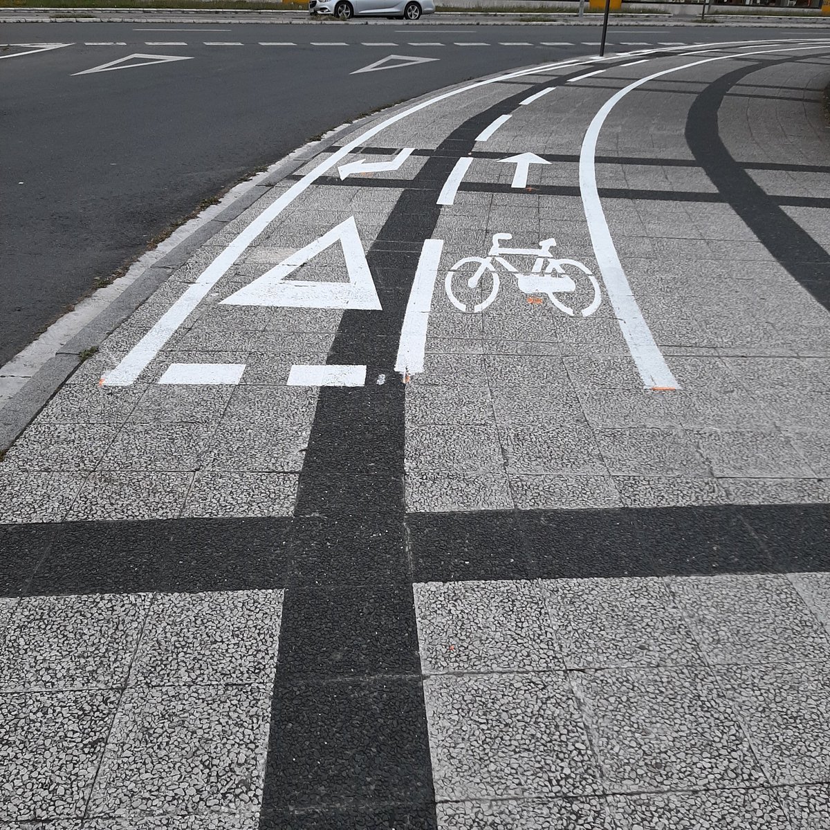 bizikleteroak's tweet photo. El Ayuntamiento de #vitoriagasteiz vuelve a errar en el carrilbici de la calle Düsseldorf. Los accesos al carril bici discurren por la acera. Además en varios puntos, el ciclista pierde la prioridad y tiene que ceder el paso de forma ilógica a vehículos que acceden al c comercial https://t.co/nxDIntDUUg