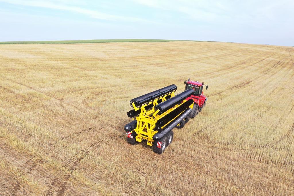 MrMachineryUK's tweet photo. Ladies and Gentlemen.... introducing the 18.4m SwifterDisc!! 
#TheYellowStormIsComing
#SwifterDisc
#BednarUK

🚜 💨 💨 💨 https://t.co/trRN7wXcFV