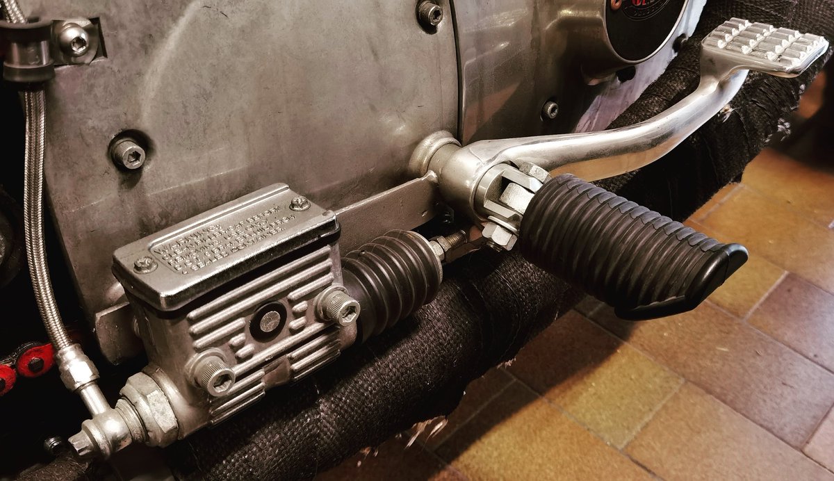 Bradipo639's tweet photo. Dettagli, fase 2
#harleydavidson #883 #hd883 #sportster #hdsportster #details https://t.co/TNS9sc4Mfj