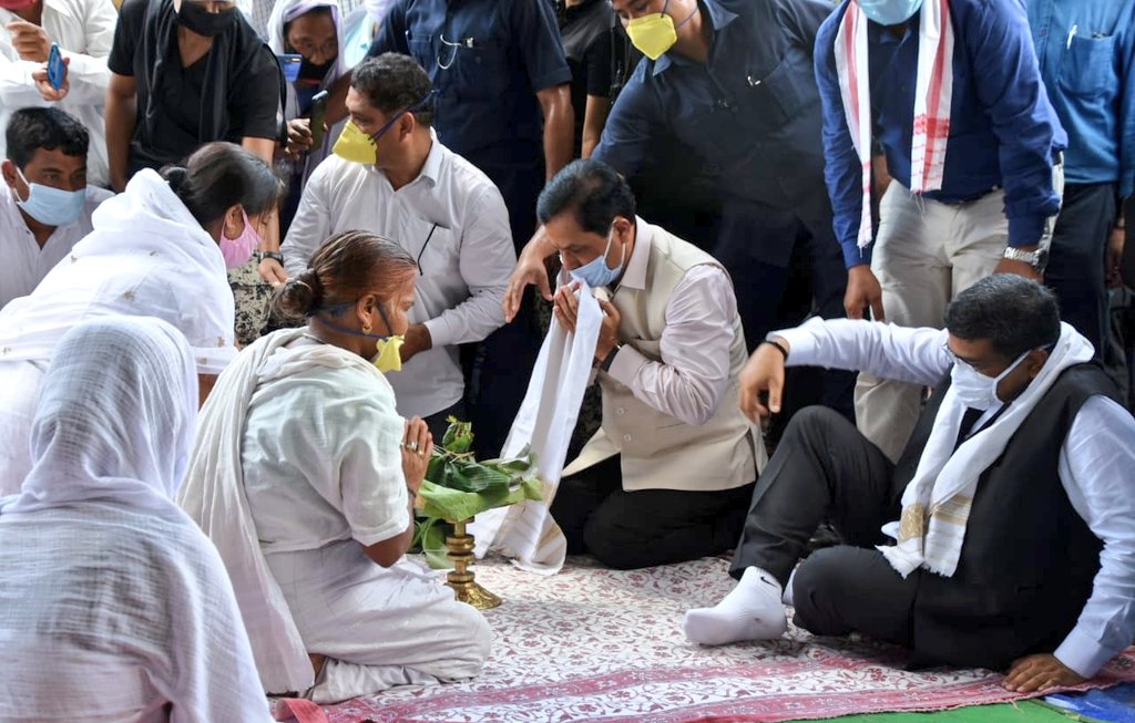 sarbanandsonwal's tweet photo. ৰাইজ আৰু সমাজ হ'ল আমাৰ বাবে পিতৃ-মাতৃস্বৰূপ। ৰাইজৰ এই দুৰ্যোগৰ সময়ত তেওঁলোকৰ সকলো খং, ক্ষোভ, নিৰ্দেশ আৰু আশীৰ্বাদ শিৰত লৈ বাঘজানত ৰাইজৰ সন্মুখত আঁঠু লওঁ।

The people &amp; society are our guiding parents. I kneel before their anger, grievance, command and blessings at #Baghjan. https://t.co/VihlD8wplH