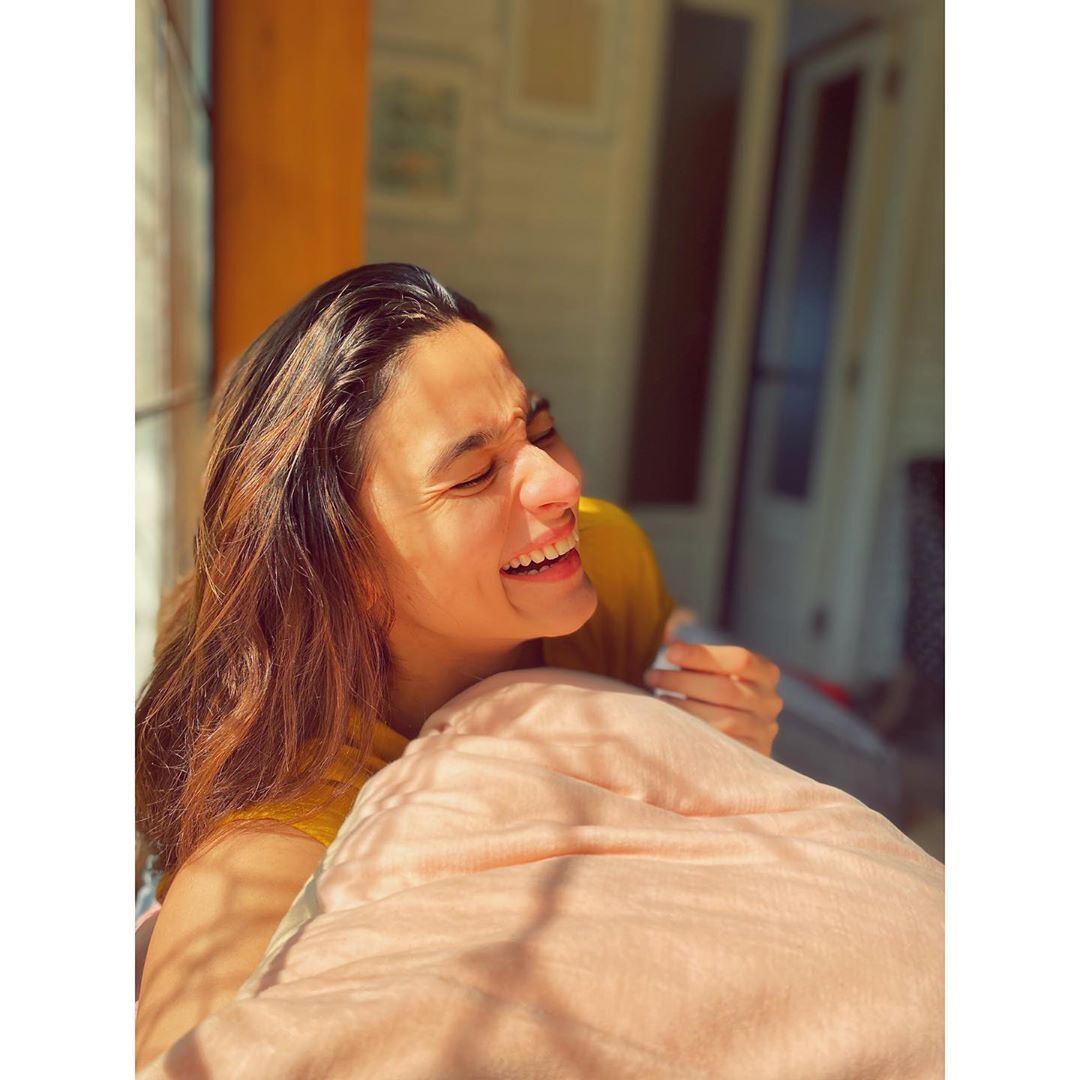 UrbanAsian's tweet photo. We look at you @aliaa08 and see our Sunshine.....☀️😍❤️.
.
.
.
.
.
.
.
#aliabhatt 
#quarantine #sunhsine #stayhomestaysafe ##southasian #urbanasian https://t.co/77RFgGvYoK