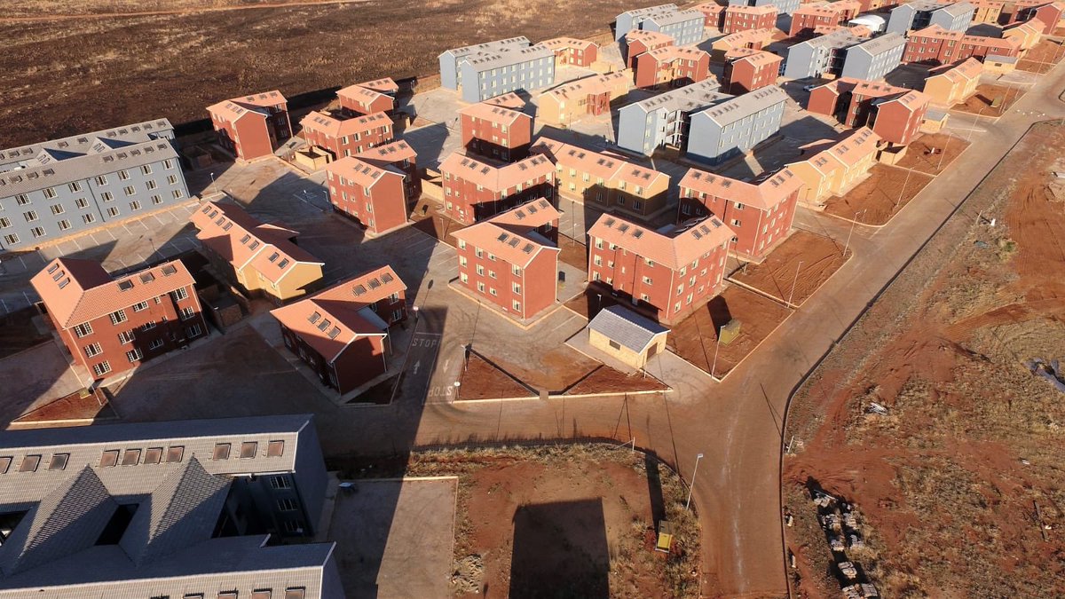 [PICTURES 📸] This is one of Gauteng’s mega projects, the Elijah Barayi village mega housing project, guided by the Breaking New Ground Human Settlements Policy adopted in 2004, to oversee the moving in of 1500 families into their newly build housing units.