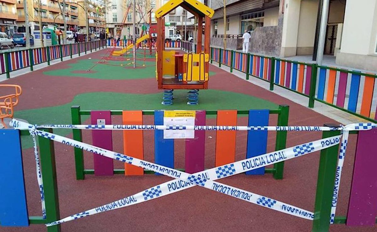 ssaru_f's tweet photo. Los  grandes olvidados de todas las administraciones... @ministeriosalud @desdelamoncloa @sanchezcastejon @AyuntamientoVLL  son los niños... miles de imágenes de las terrazas y los bares, del fútbol, de los toros... sin embargo los parques para que jueguen los niños ¿para cuando? https://t.co/95EmCp4qNI
