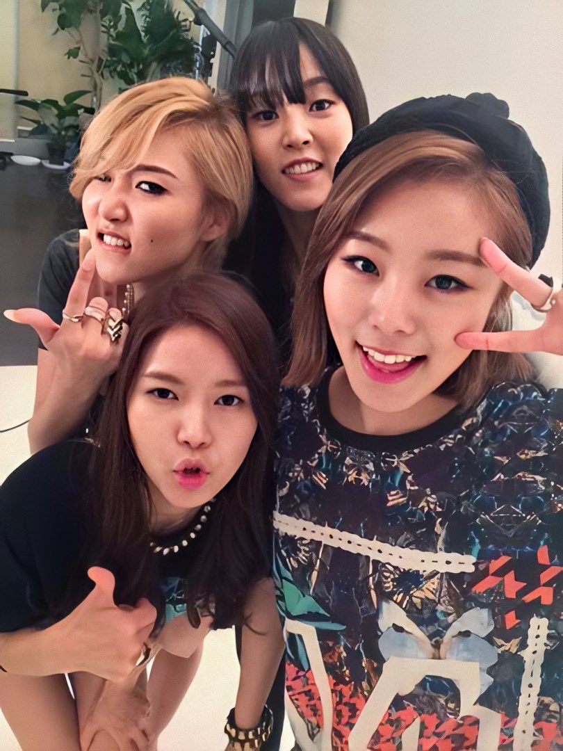 KIWIBYUL's tweet photo. young mamamoo are so cute :’)

@RBW_MAMAMOO https://t.co/wFDTmDTRxe