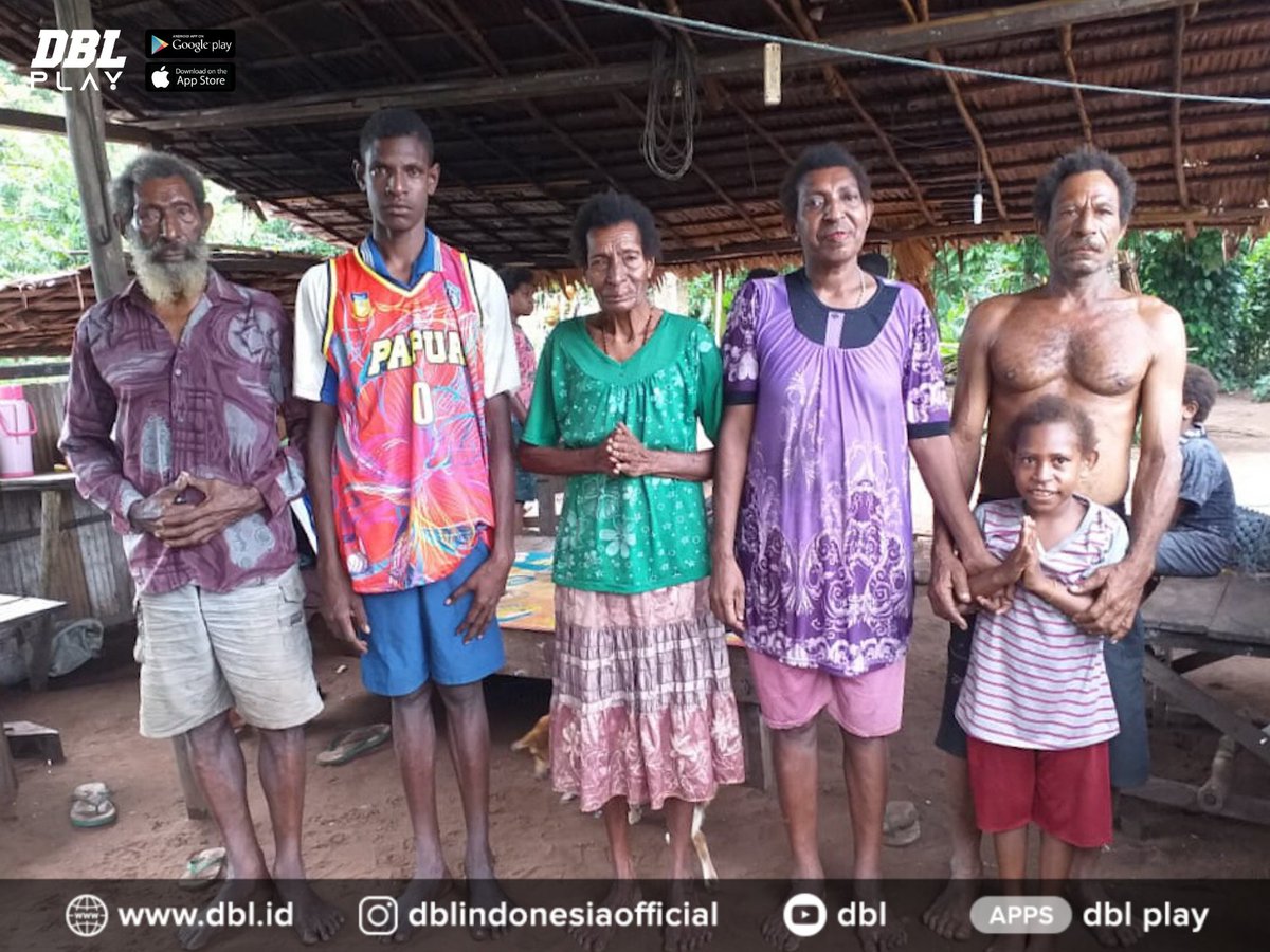 dblindonesia's tweet photo. Ini potret Filemon Basik Basik. Putra asli Merauke berusia 15 tahun ini memiliki tinggi 195 sentimeter. Banyak yang bertanya, apakah keluarganya juga tinggi menjulang? Info lengkapnya ada di sini --> https://t.co/vTYLB62wM6 https://t.co/ALPgMw7nix