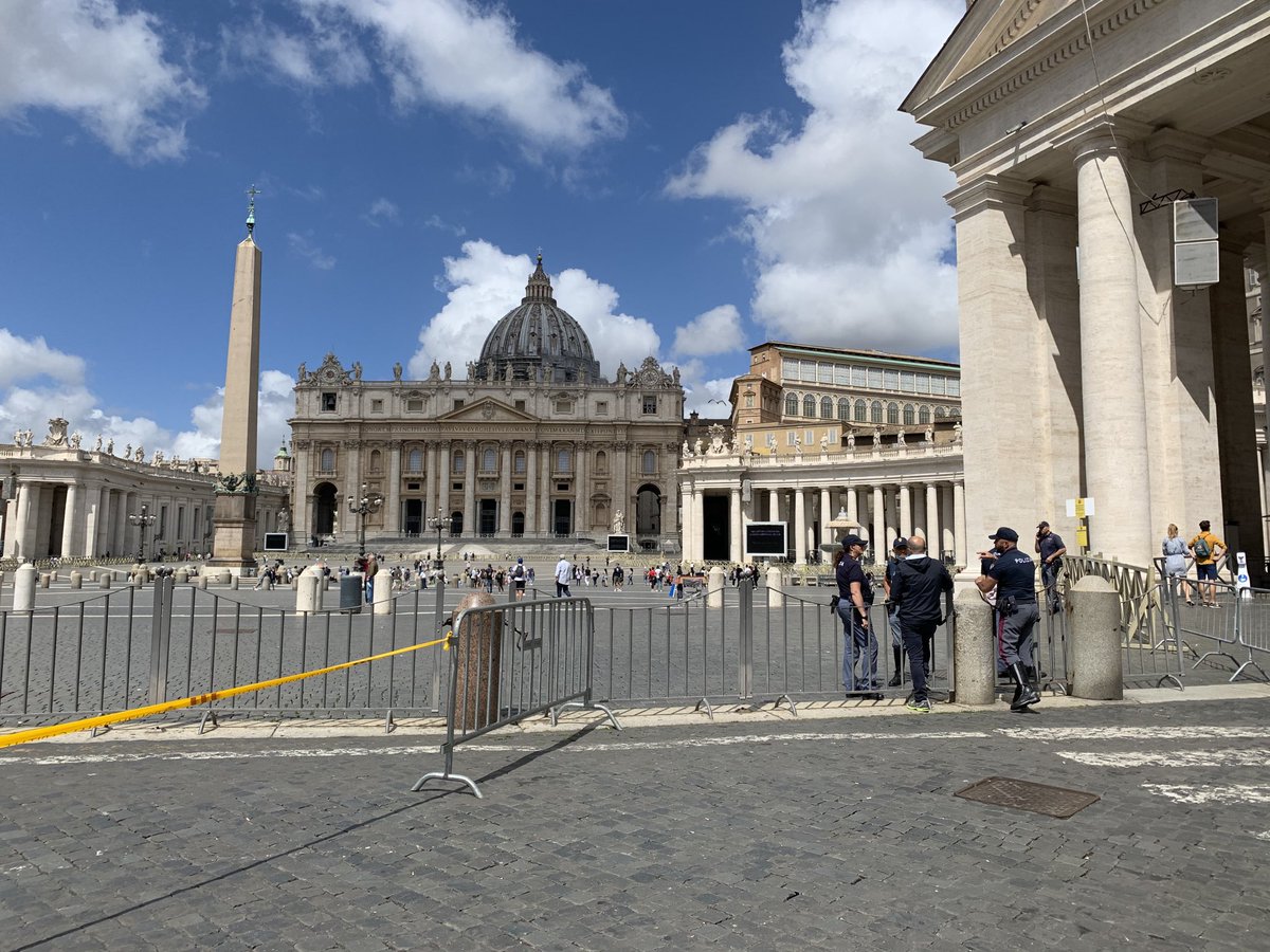 loesfortuin's tweet photo. Zondagochtend na #lockdown #covid19 in #Rome: met handjevol mensen wachten op de #paus. Rome is rustig maar ozo mooi https://t.co/M7fZGhQ9cB