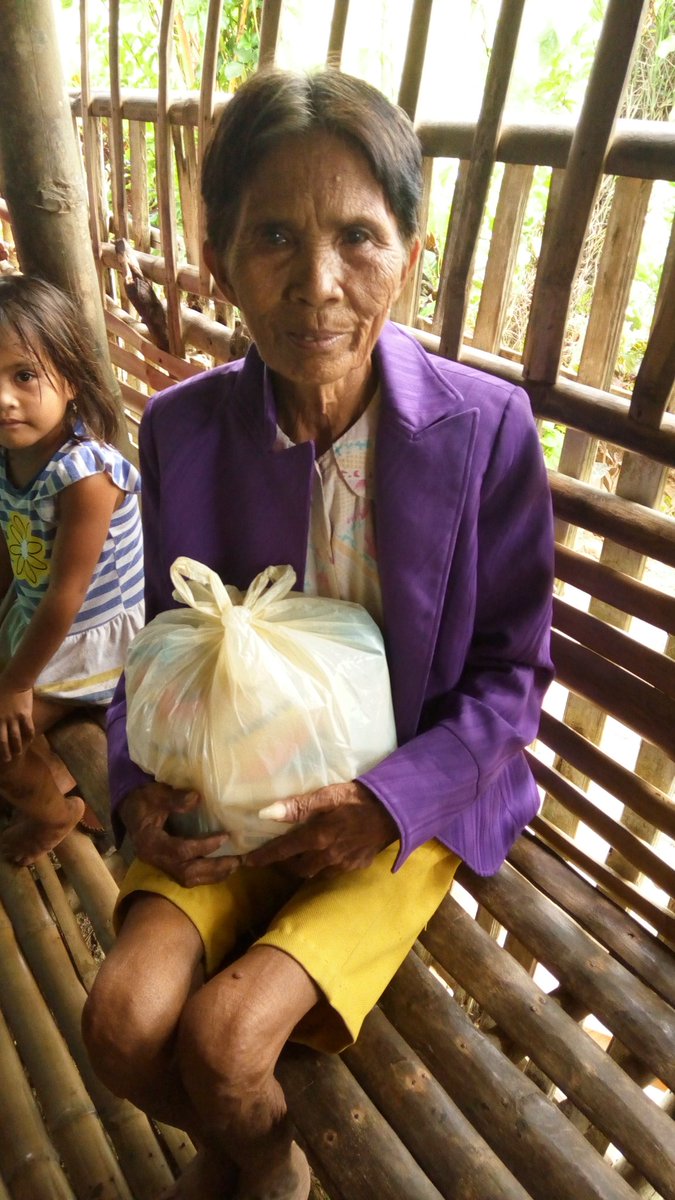 bert_empas's tweet image. UPDATES !! Tulong
We took some pictures of our Covid-19 Response Relief Operations

We are prioritize families in the remote communities :
50 food Packs
Food Packs: 
3 Kilos of Rice
6 different Canned Goods 
2,000 grams of Surf Powder
2 pieces of Bar ( Surf)
10 pcs. Surgical Mask