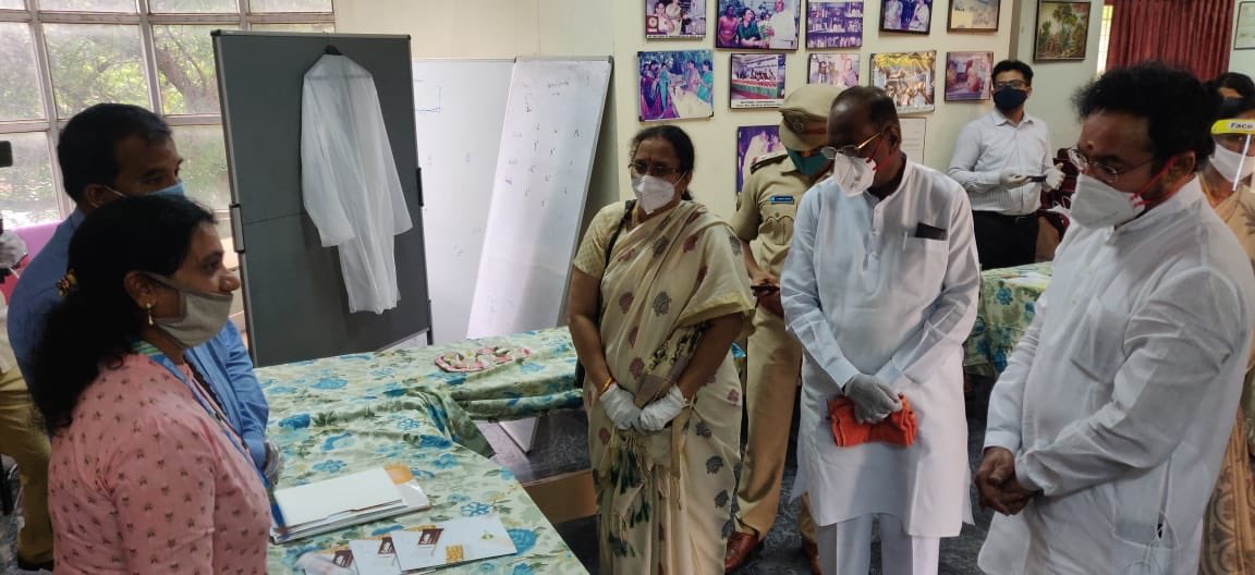 kishanreddybjp's tweet photo. Attended the launch of #COVID19 related products by Start Ups from the AIC ALEAP WE - HUB, Kukatpally, Hyd this morning, along with the Former @BJP4Telangana Prez @drlaxmanbjp, Founder of ALEAP, Smt Rama Devi garu &amp; other enterprising women entrepreneurs.
Sharing a few glimpses. https://t.co/8Xbphq3PS0