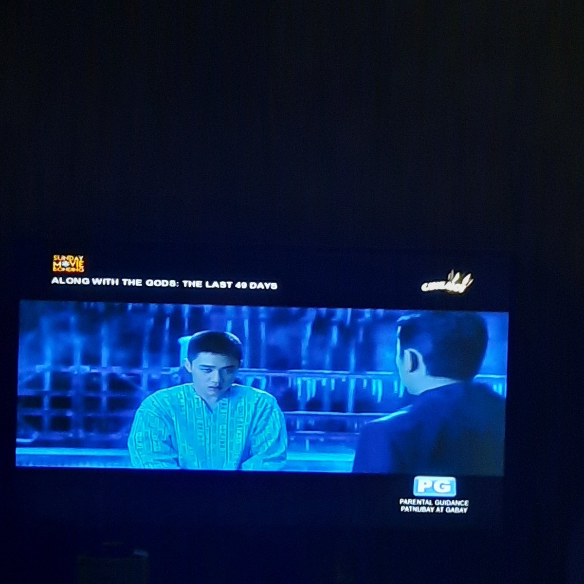 _jyflnb's tweet photo. so currently along with the gods: last 49 days is currently showing on our local tv channel cinemo ❤ and my dad just stated "magaling pala talaga yang batang yan kasi diba sya din yung diba dun sa ibang palabas na may kapansanan sya(pertaining to D.O &amp; his other movie Hyung)" https://t.co/gBf9nhefMI