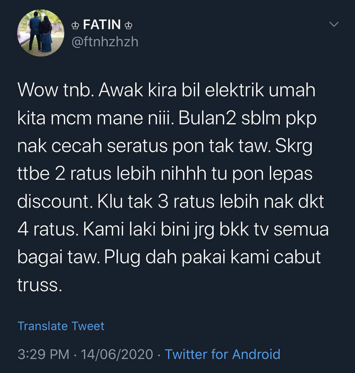 asrulmm's tweet image. Tenaga Nasional spin macam mana pun, kenaikan bil elektrik hingga 600% ni memang tak ada logika. Terima kasih pada kerajaan Abah hangpa melantik menteri yang salahkan pengguna ‘keliru’ dan timbalan yang baru nak suruh siasat.

Kalau Menteri PH dulu, by now dia serang HQ TNB dah