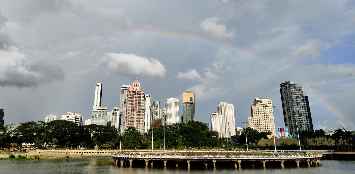 So glad the #Bangkok parks had reopened again - this #rainbow shot taken mid last week at Benjakitti #park: en.m.wikipedia.org/wiki/Benjakitt…