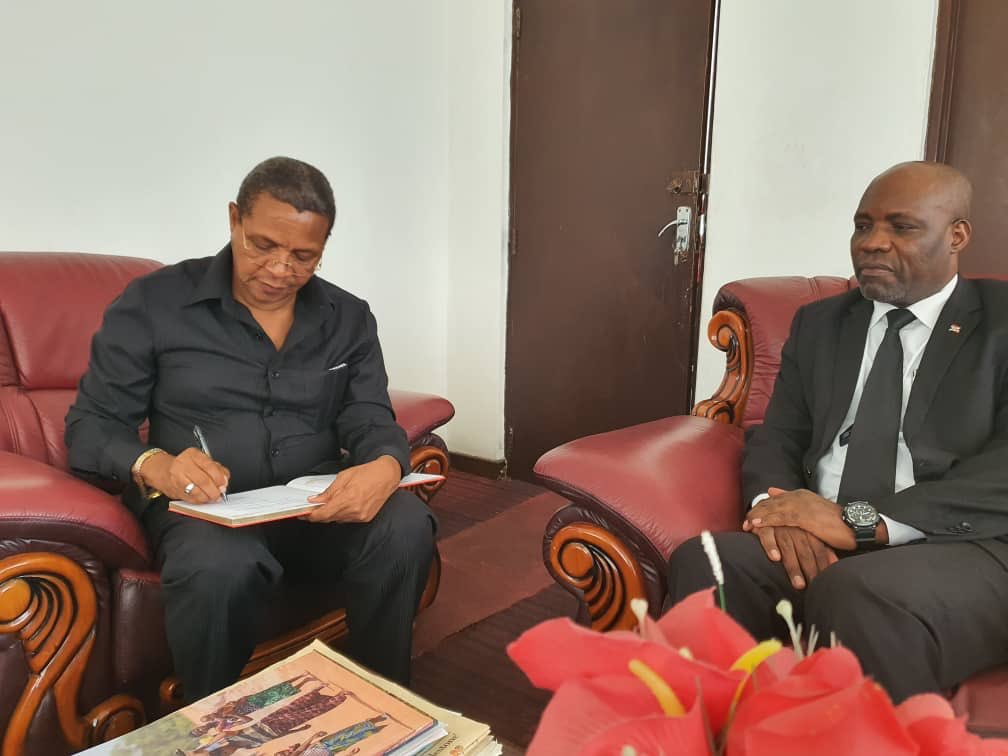 millardayo's tweet photo. Rais Mstaafu Dkt. Jakaya Mrisho Kikwete akisaini kitabu cha maombolezo katika Ubalozi wa Burundi  DSM kufuatia kifo cha aliyekuwa Rais Burundi, Nkurunziza, Kikwete amefahamiana na Nkurunzinza kwa zaidi ya miaka 20 tangu wakati wa mazungumzo ya amani ya Burundi.
#MillardAyoUPDATES https://t.co/QGeVm4rWFV