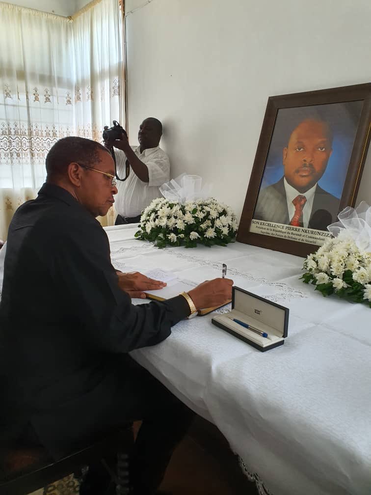millardayo's tweet photo. Rais Mstaafu Dkt. Jakaya Mrisho Kikwete akisaini kitabu cha maombolezo katika Ubalozi wa Burundi  DSM kufuatia kifo cha aliyekuwa Rais Burundi, Nkurunziza, Kikwete amefahamiana na Nkurunzinza kwa zaidi ya miaka 20 tangu wakati wa mazungumzo ya amani ya Burundi.
#MillardAyoUPDATES https://t.co/QGeVm4rWFV