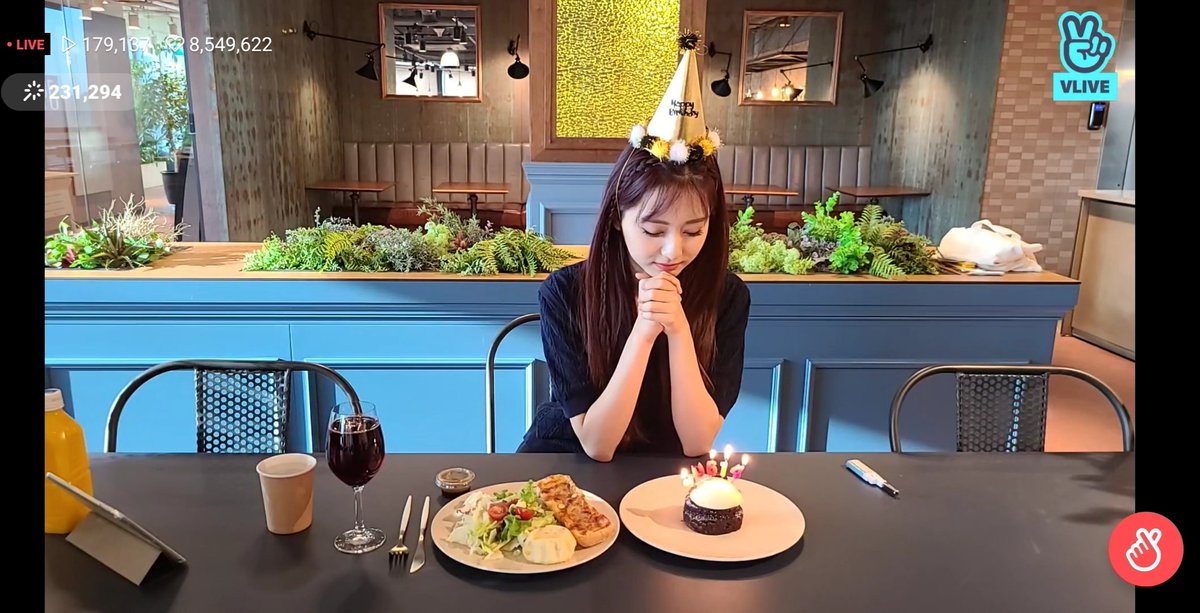 twicetzuyu99614's tweet photo. チュカヘ～🎉🍷 https://t.co/cCbqeMnA0m