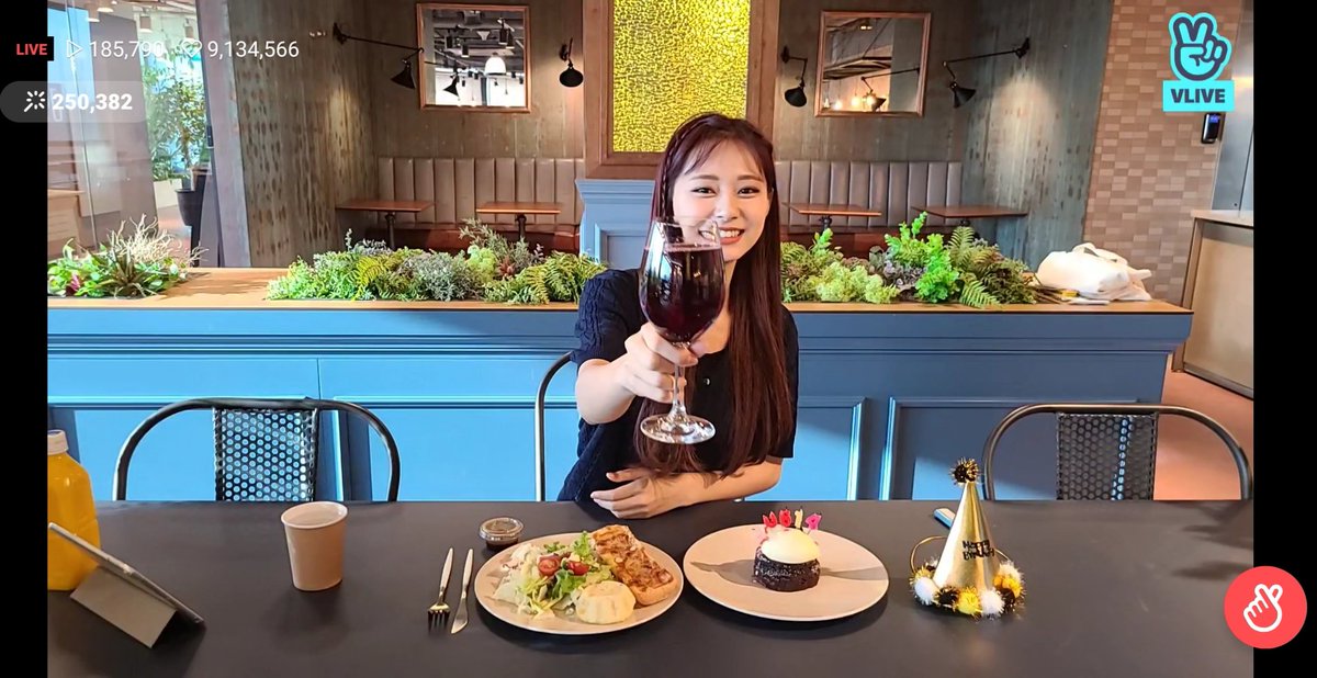 twicetzuyu99614's tweet photo. チュカヘ～🎉🍷 https://t.co/cCbqeMnA0m