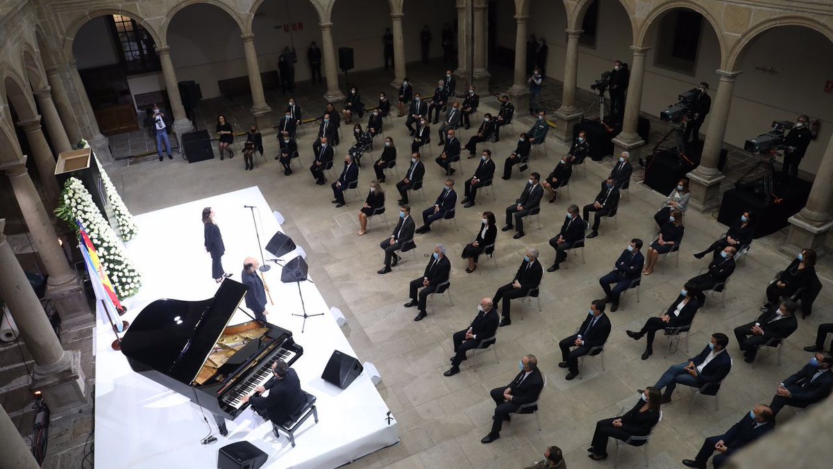 driecel's tweet image. Un homenaje maravilloso en Galicia por las víctimas de la COVID19. La música, las flores blancas (619 concretamente) y las víctimas, los protagonistas indiscutibles, donde no tuvieron lugar ni los discursos ni cuestiones políticas mas allá del dolor. fuente: La voz de Galicia.