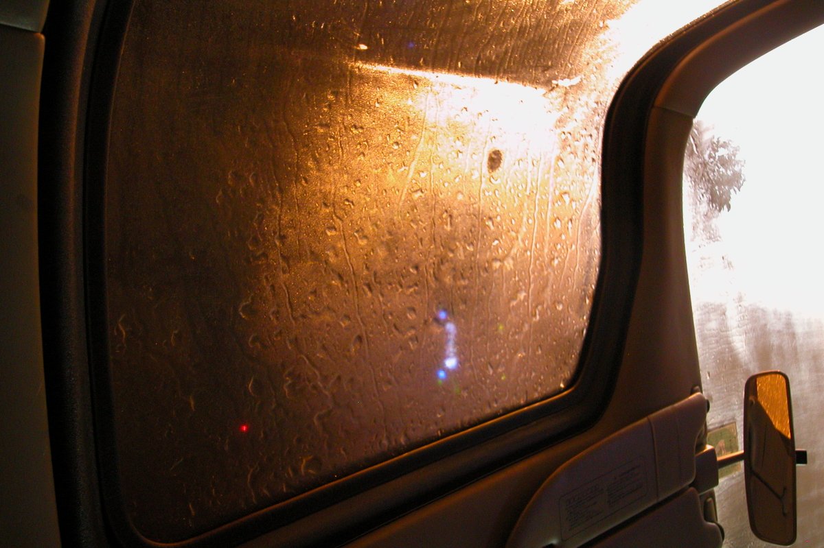 どらけん 人外協模型部 楽しい 熱い 熱い 熱い 車中泊をすると全てのガラスが自分の排出する水分で曇る 車中泊をして尿管結石を発症した エアコン故障で死を覚悟した トラブルすらも楽しい この車を買って一番頭抱えたこと