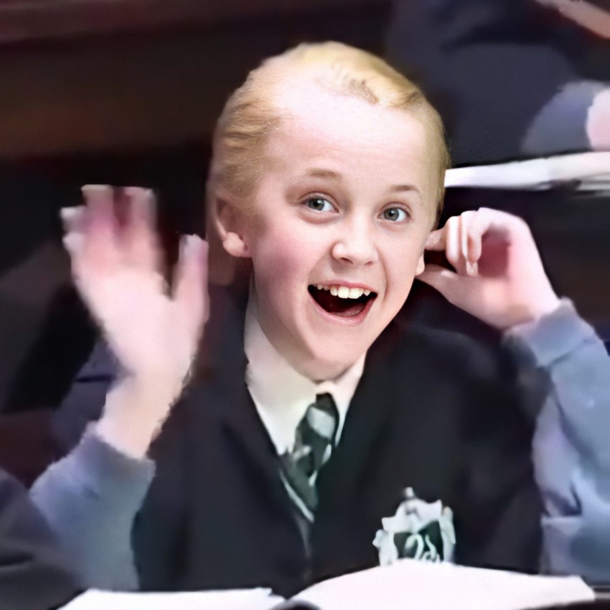 นึกภาพไอ้เจ้าปุ๊กปิ๊กนี่ยืนให้เค้าวัดตัวอยู่แล้วชวนเด็กแว่นข้างๆคุย(บ่น)ไม่หยุด อ้ยยยยย น่ารักกกกกกกกกกกก