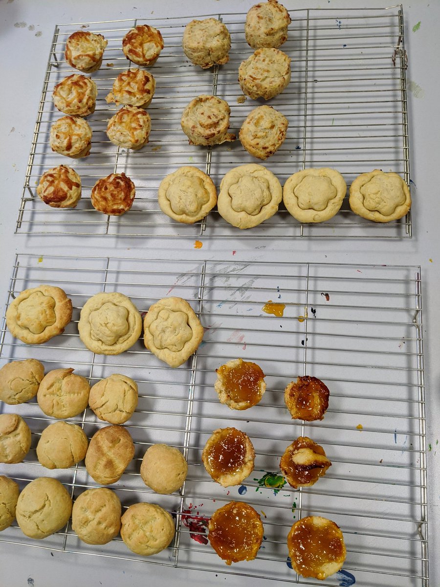 Busy day of activities yesterday on @LGH_AmberPICU - painting positive pics in the morning and baking scones and tarts in the afternoon, as well as coffee morning and hot chocolate huddle to start and end the shift with a drink and a chat ✨☺️