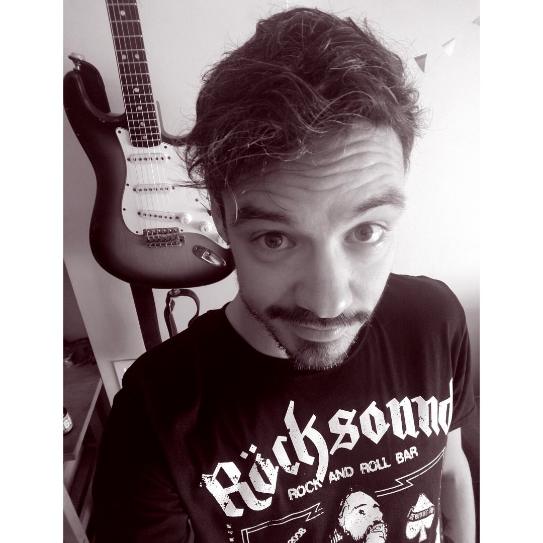 marcosdeker's tweet photo. Esta pedacho camiseta se puede adquirir para apoyar a la sala @RocksoundBcn reducto del rock en Barcelona. No se lo piensen. ⁣Presentaremos justo allí el 26 de Junio el #DEKERDISCO, con toda la banda en Streaming desde su Facebook directo a tu casa. Venirse! https://t.co/2jvB7p0kQl