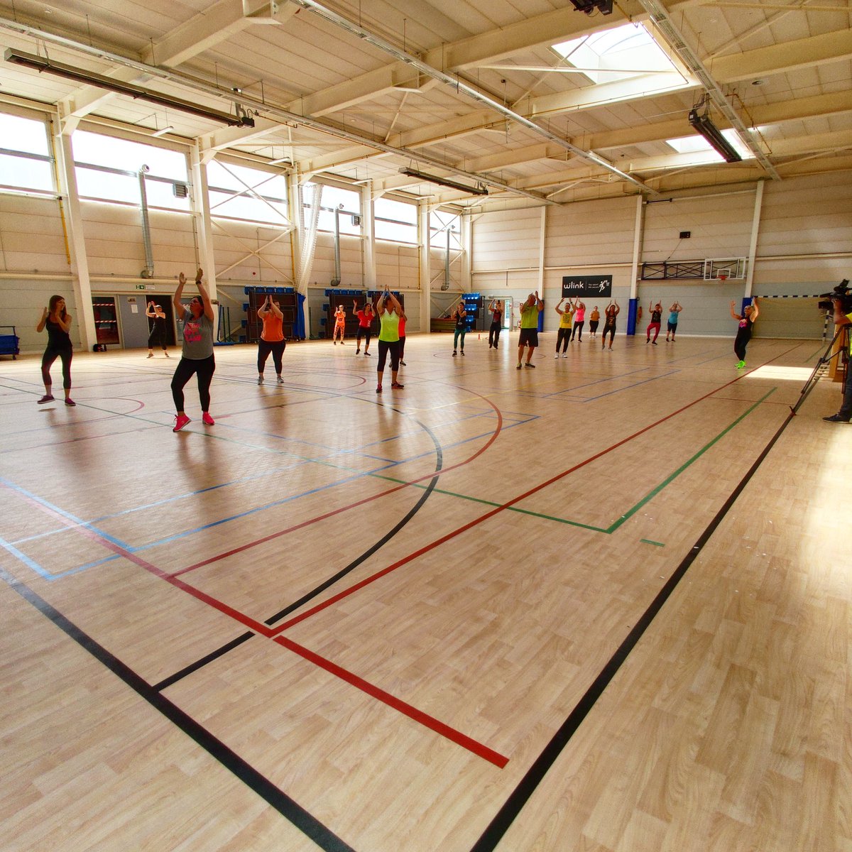 Les cours de Zumba ont repris en intérieur au Complexe sportif des Coquerées. Habituellement une soixantaine, ils étaient 20 à suivre le rythme endiablé dicté par Fabienne. Un reportage à découvrir lundi à 20h dans Gradins. 🕺💃