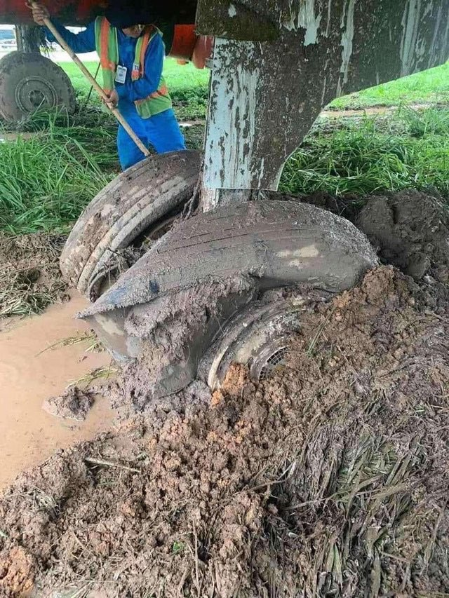 JacdecNew's tweet photo. Vietjet Air Airbus A321 (VN-A657) left runway 25L on landing in heavy rain at Ho Chi Minh City-Intl Airport (VVTS) and plowed over soft ground and crossed two taxiways until it came to rest in mud. None on board #VJ322 Phu Quoc was hurt. @RonallChersan
https://t.co/6Ufj2vCSvF https://t.co/fc7VIzsecv