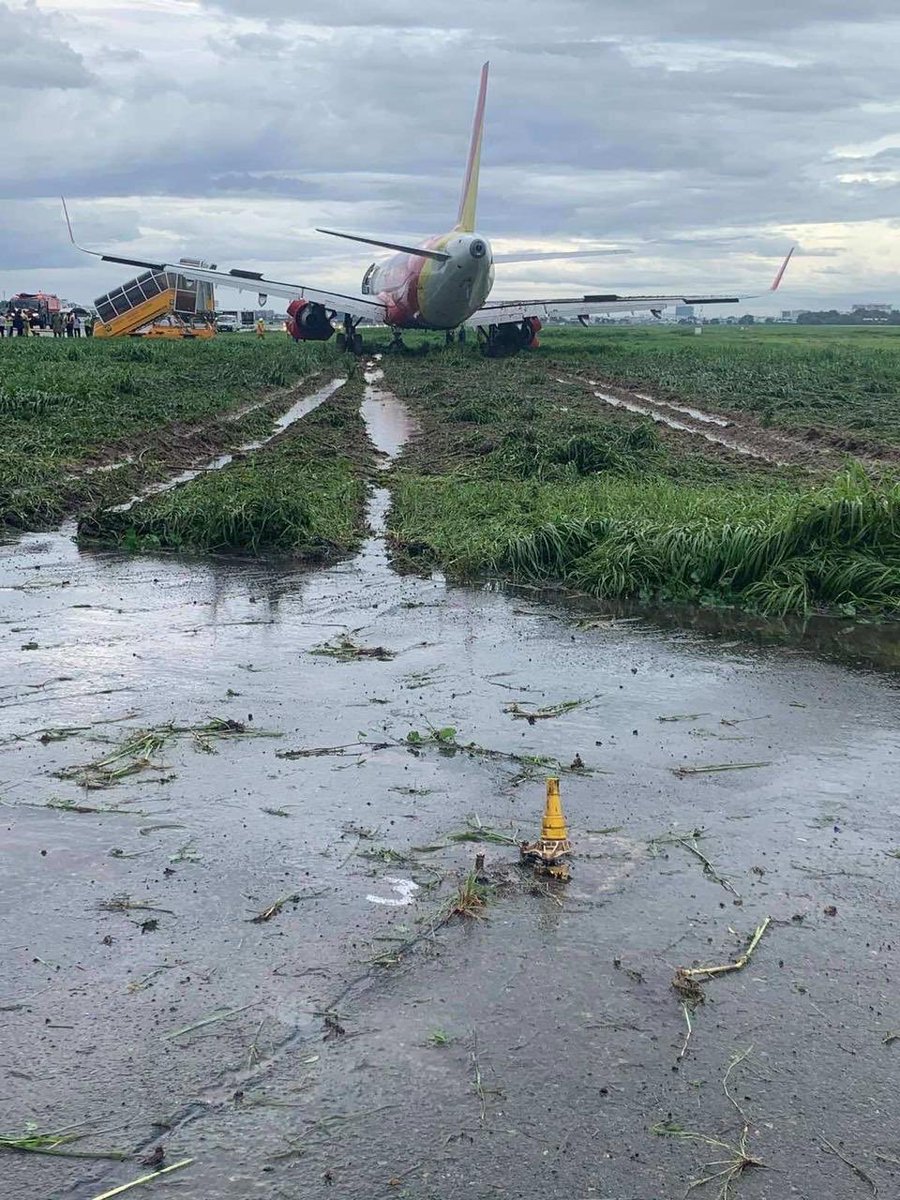 JacdecNew's tweet photo. Vietjet Air Airbus A321 (VN-A657) left runway 25L on landing in heavy rain at Ho Chi Minh City-Intl Airport (VVTS) and plowed over soft ground and crossed two taxiways until it came to rest in mud. None on board #VJ322 Phu Quoc was hurt. @RonallChersan
https://t.co/6Ufj2vCSvF https://t.co/fc7VIzsecv