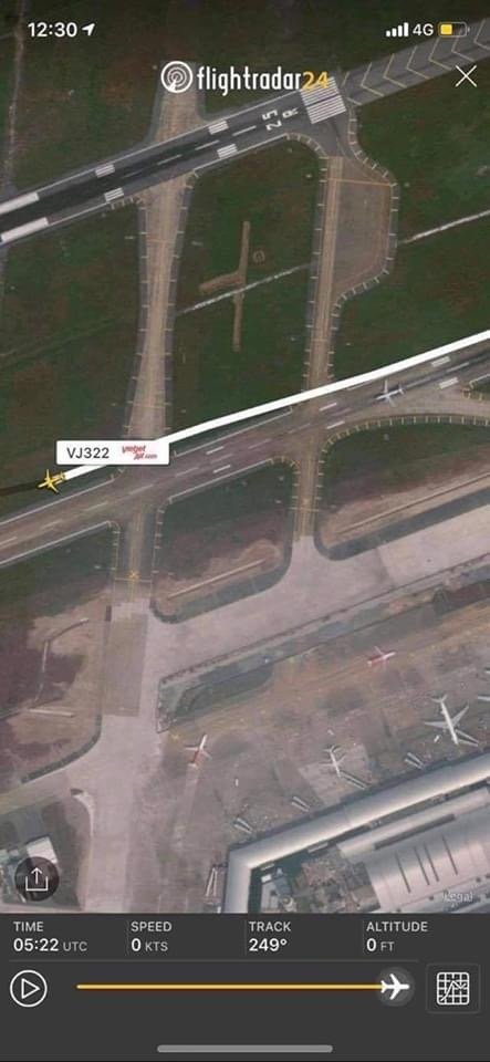 JacdecNew's tweet photo. Vietjet Air Airbus A321 (VN-A657) left runway 25L on landing in heavy rain at Ho Chi Minh City-Intl Airport (VVTS) and plowed over soft ground and crossed two taxiways until it came to rest in mud. None on board #VJ322 Phu Quoc was hurt. @RonallChersan
https://t.co/6Ufj2vCSvF https://t.co/fc7VIzsecv