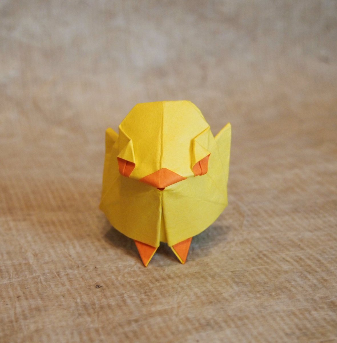 Twitter 上的 一匹柴犬 折り紙作品 ひよこ 創作 折り 一匹柴犬 数年前に折ったヒヨコ が無理矢理仕上げであまり納得できてなかったので再トライ シンプルにかわいいデザインにできました 魚の基本的より Origami Chick 折り紙作品 折り紙 ひよこ T
