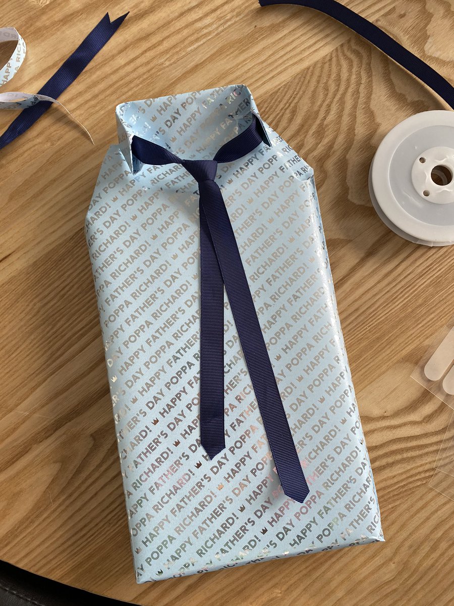 This giftwrap says: #HappyFathersDay Poppa Richard!

It’s printed on light blue paper, silver foil and Lulu font.

Here’s <a href="/Tyson_Fury/">TYSON FURY</a>’s new autobiography, which I know Dad will love as he’s a #Boxing fanatic! 

Order yours today:
prettygifted.co.uk/product/gift-w…