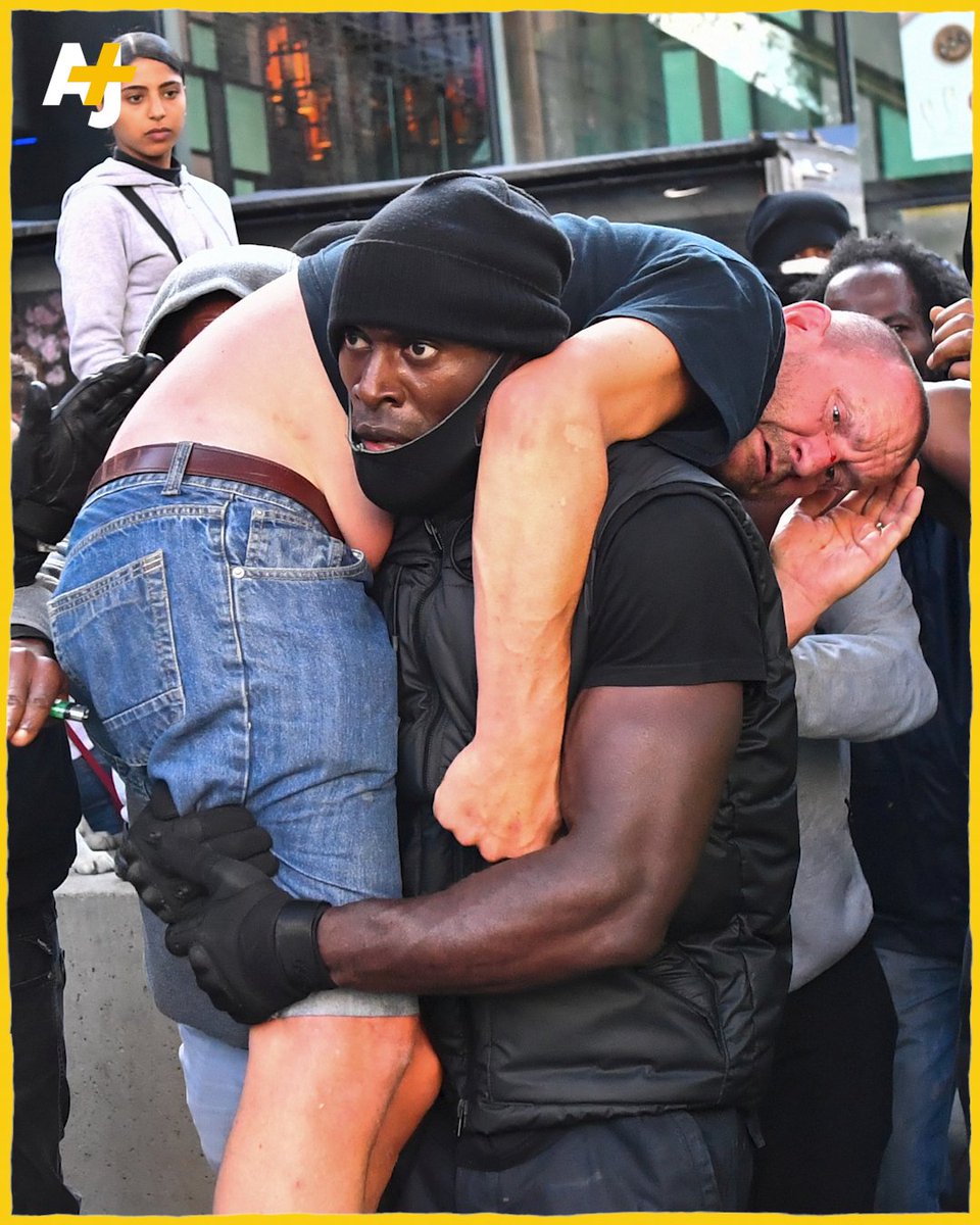 ajplusfrancais's tweet image. C’est l’image forte du week-end. Blessé, un anti-Black Lives Matter est porté par un manifestant #BlackLivesMatter vers un endroit sûr en marge des manifestations de Londres hier.