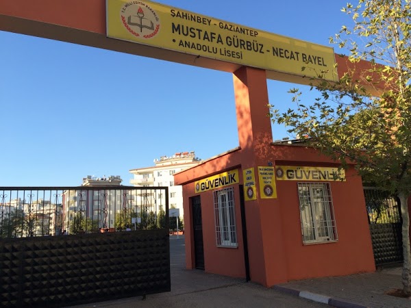 NECAT BAYEL ANADOLU LİSESİ 
Sabah rutini olarak tek sıra halinde kontrolden geçerek güne başlayıp eğer kenara çekildiyseniz duyacağınız ilk cümle ayakkabı ayağınızı sıkıyorsa değiştirin olacaktır.
Genelde her gün bir kişi disipline gidebilir veya gitme tehlikesi geçirebilir