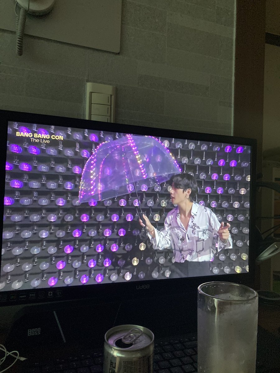 retroby07's tweet photo. 시발 호석이 우산!!!!!!!!위버스!!!!!!!! https://t.co/s5HCDcys0M