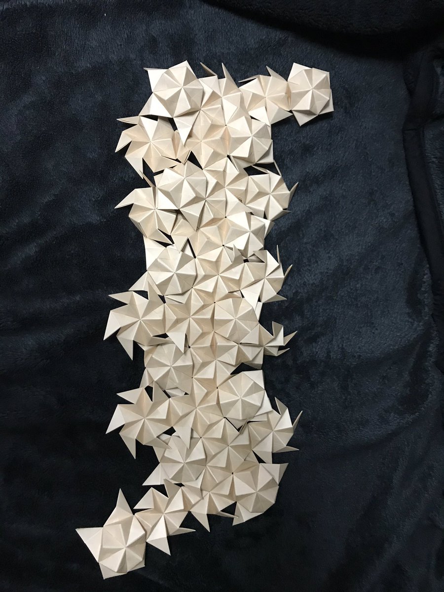 やまねくす 紙との会話 の作り手 サイト管理人 ユニット折り紙で一度作ってみたかった作品を作りました サッカーボールのように 三角形5つの五角形12面 三角形6つの六角形面 になるように組む作品です 270枚使ってます 途中 混乱しそうになり