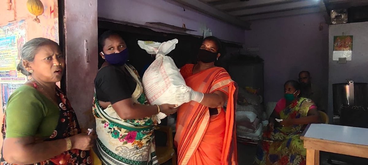 UNICEFIndia's tweet image. #JeevanRath is reaching the most marginalized💙
Some 200 ration kits and sanitary pads were distributed to women working as rag/waste pickers in Malwani courtesy @techmahindracsr