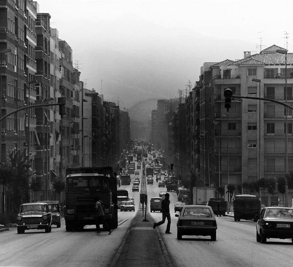 granadaoldpics1's tweet photo. Agobiante Camino de Ronda. Años 80 https://t.co/MwT1dNZCpf