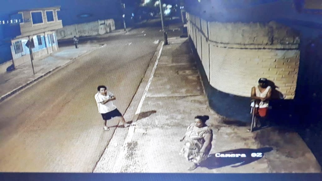 JonnathanJayaEc's tweet photo. #NosCuidamosTodos | la noche de ayer gracias a la alerta de los vecinos, a quienes expresamos nuestro agradecimiento, por su accionar y compromiso, @PoliciaEcuador actúo de manera oportuna evitando que la EEB Martha Bucaram de Roldos sea víctima de robo #PorUnMejorEcuador https://t.co/vtfAKSXAgb