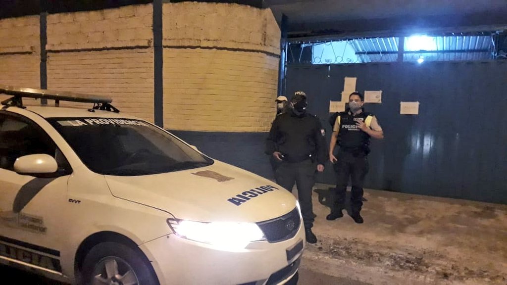 JonnathanJayaEc's tweet photo. #NosCuidamosTodos | la noche de ayer gracias a la alerta de los vecinos, a quienes expresamos nuestro agradecimiento, por su accionar y compromiso, @PoliciaEcuador actúo de manera oportuna evitando que la EEB Martha Bucaram de Roldos sea víctima de robo #PorUnMejorEcuador https://t.co/vtfAKSXAgb