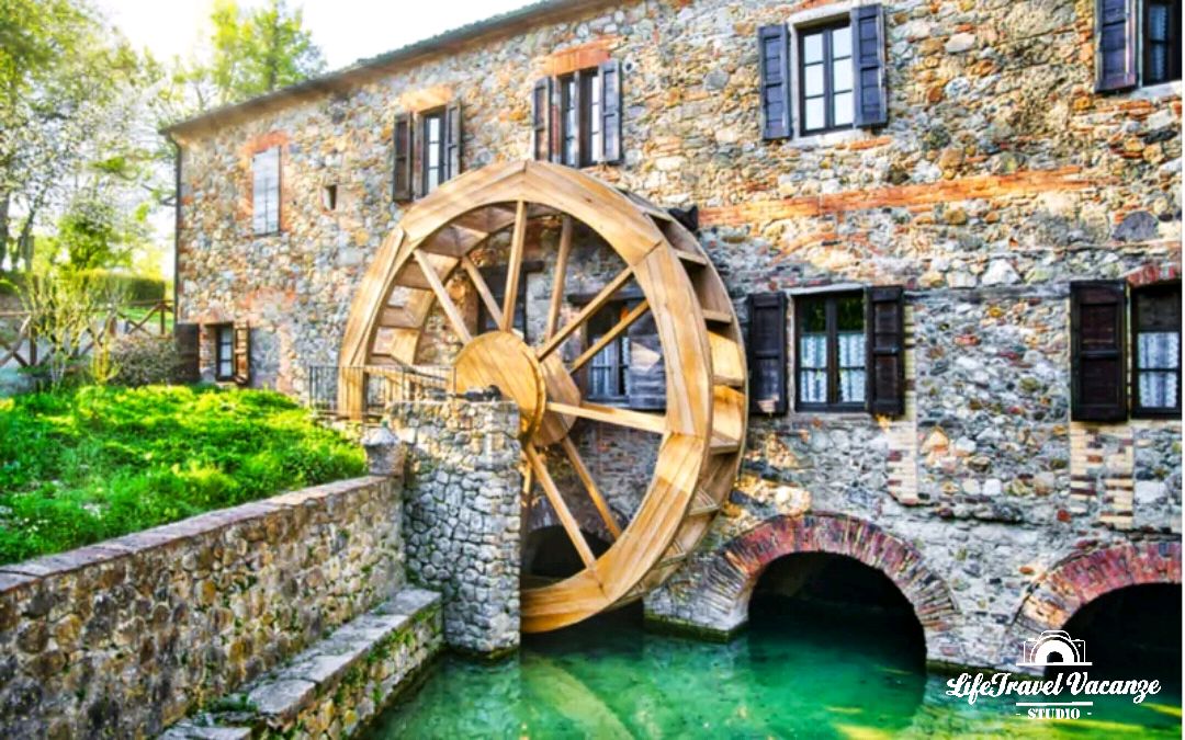 🅻🅸🅵🅴 🆃🆁🅰🆅🅴🅻 🆃🆁🅸🅿
Tutti conoscono il Mulino Bianco, marchio storico dei famosi biscotti e merendine, ma sono in pochi a sapere che il Mulino degli spot, esiste per davvero.
Il Mulino è quello che si trova presso l'Agriturismo delle Pile, in Val di Merse, in Toscana.
