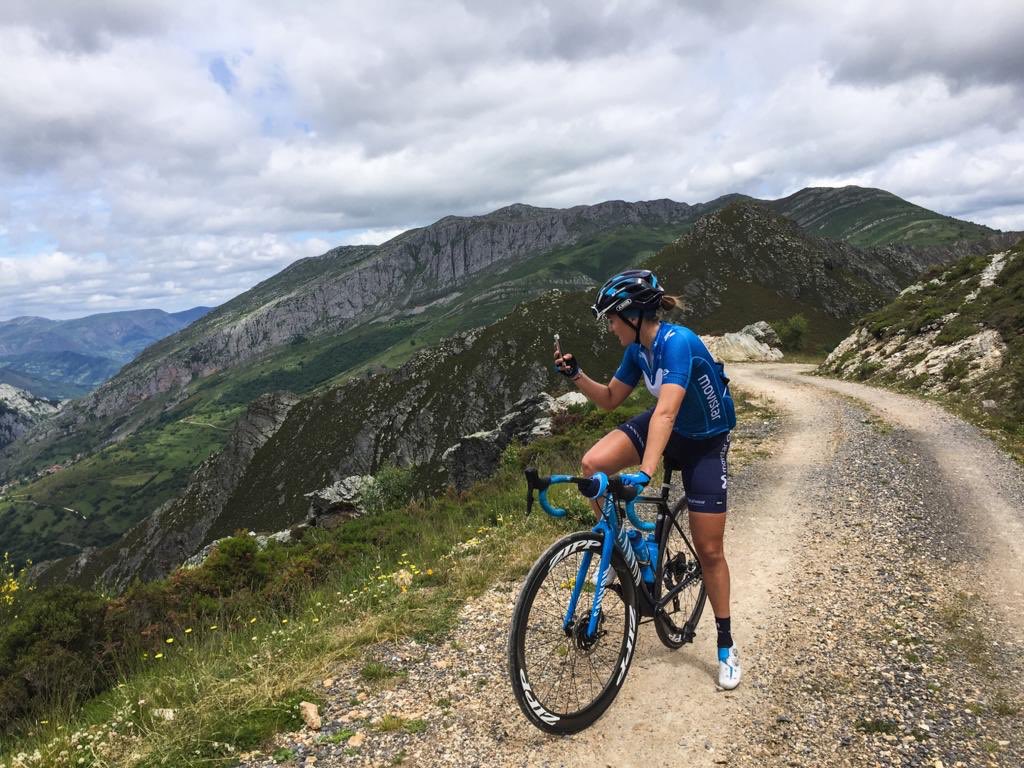 Cuando paras en medio de un puerto a sacar una foto es porque el paisaje lo vale💙 Día de conocer la subida a Trobaniello (16km, 10 de ellos de sterrato) 💥💥