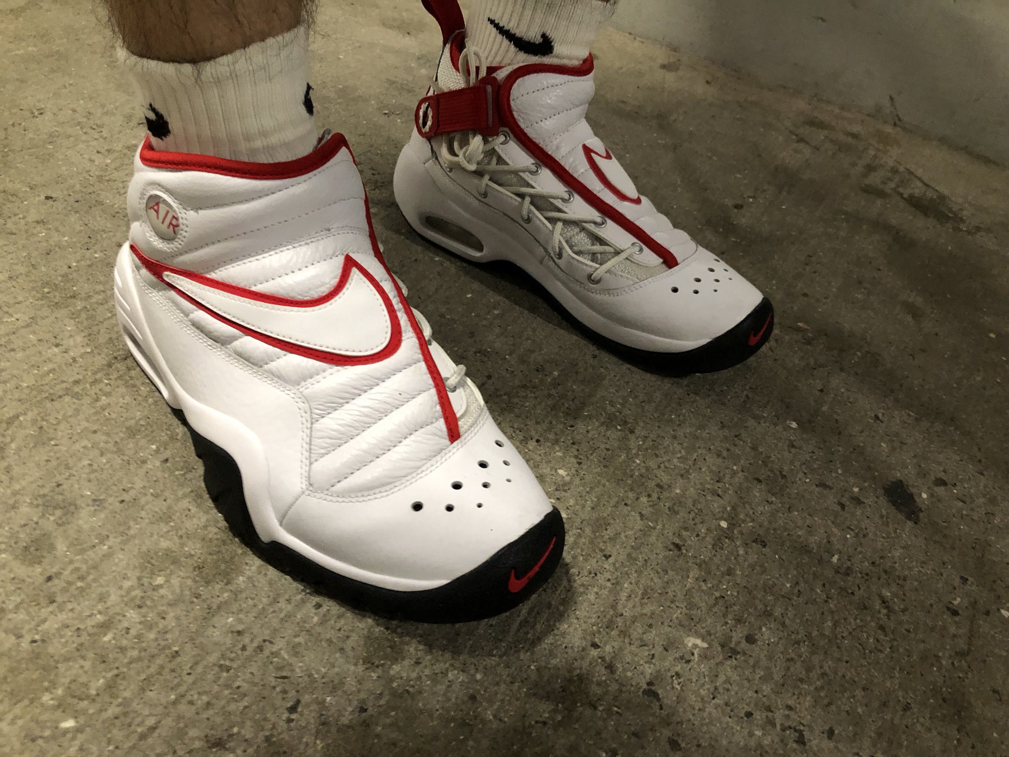 コウ 猫好きスニヲタ 昨日は雨だったのでエアシェイクにしました Nike エアシェイク バッシュを履いて外へ出よう スニーカーが好きな人と繋がりたい スニヲタ T Co 4syavald9c Twitter