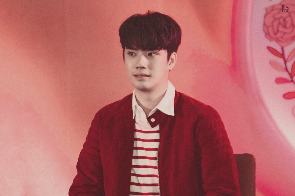 Only__TEe's tweet photo. [08.08.18] …SBFIVE…
งาน "สายโลหิต สายใย สายใยแห่งความผูกพัน" @ The Mall Bangkapi
.
“ คิดถึงน้อง “ 🍂
.
#อะไรอะไรก็ตี๋ #SBFIVE
#สายโลหิตสายใจ #MHeart https://t.co/nnORii5mgR