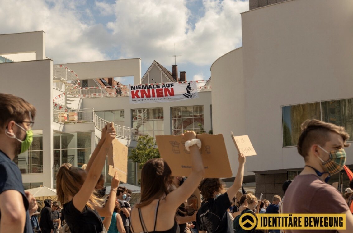 IBSchwaben2020's tweet photo. - NIEMALS AUF KNIEN -  
WIR ENTSCHULDIGEN UNS NICHT! 

Nachdem in den USA #GeorgeFlyod bei seiner Verhaftung verstarb, entzündeten sich in ganz Amerika und #Europa von Selbsthass aufgeladene Proteste. 
Die Schuldkult-Demonstration von #BLM in #Ulm blieb aber nicht unbeantwortet. https://t.co/9C3EILvjdB