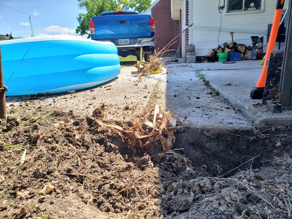 hellbenthagen's tweet photo. Tundra 1, stump 0. The weekend fence project continues. #StumpPullerV8 #Toyota #Tundra #kiddypool https://t.co/jCqvHMX2lc