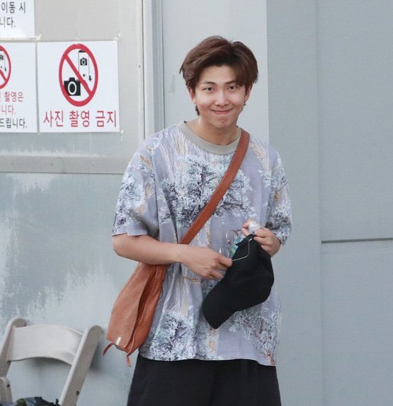 bangtanbankrupt's tweet image. This devastating sequence where namjoon doesn’t want to be seen with his glasses on vs NOT BEING ABLE TO SEE AT ALL