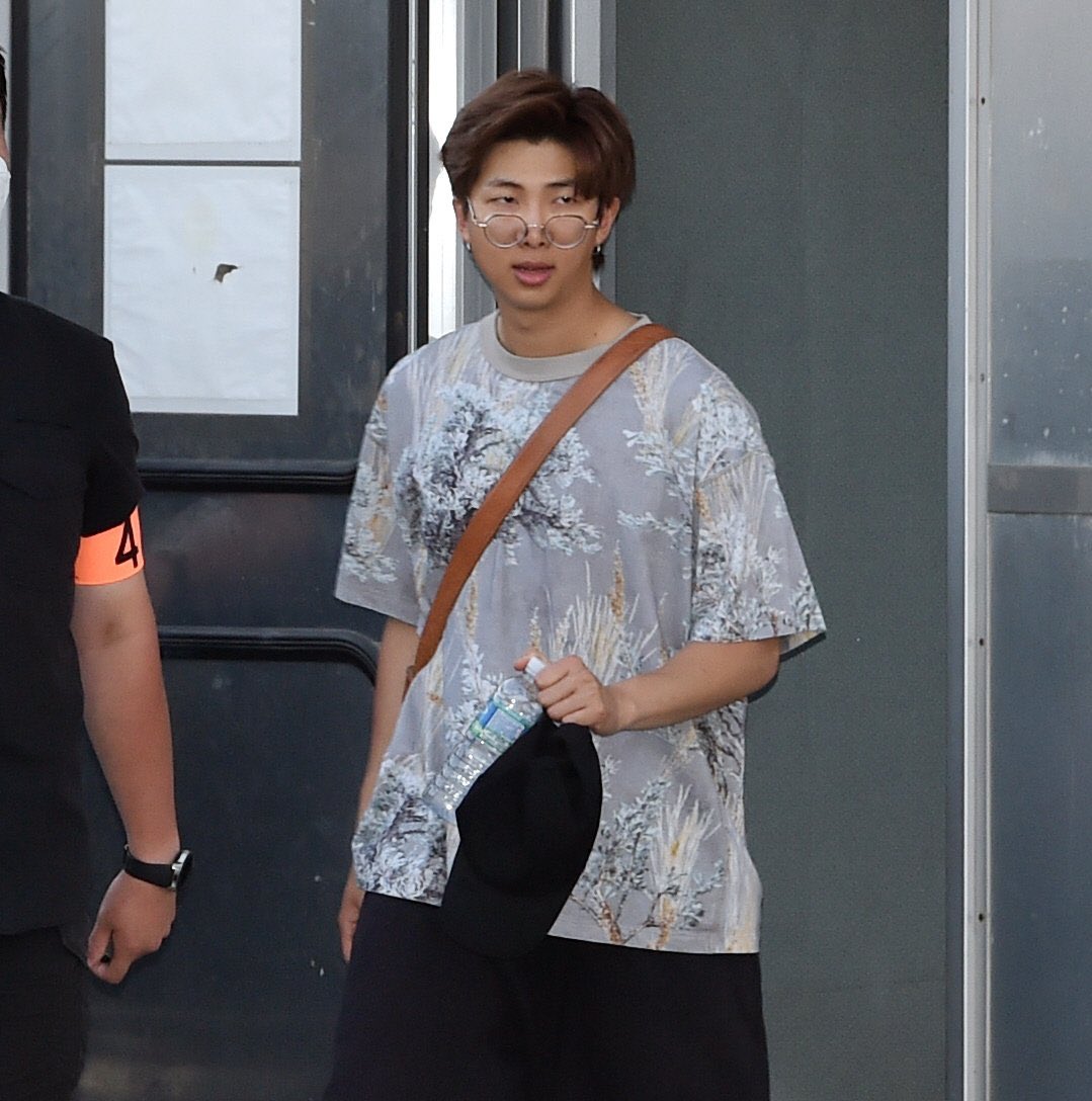 bangtanbankrupt's tweet image. This devastating sequence where namjoon doesn’t want to be seen with his glasses on vs NOT BEING ABLE TO SEE AT ALL
