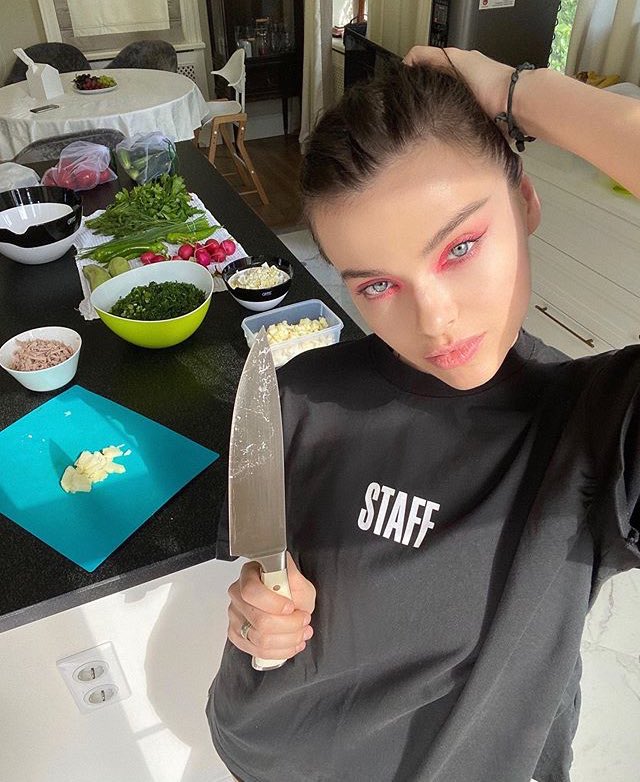 lenkatemni's tweet photo. Опасная мадам готовит окрошку😼😅 https://t.co/XkSCymBwhm